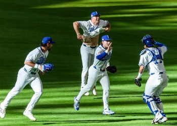Jugadores de Italia celebran este sábado, en un partido del Clásico Mundial de Béisbol entre Italia