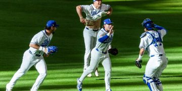 Jugadores de Italia celebran este sábado, en un partido del Clásico Mundial de Béisbol entre Italia
