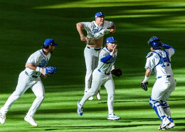 Jugadores de Italia celebran este sábado, en un partido del Clásico Mundial de Béisbol entre Italia