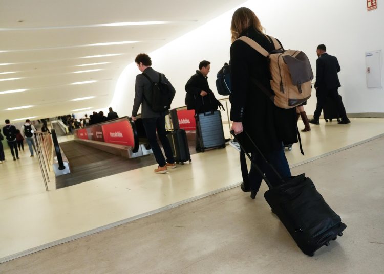 74 turistas queretanos permanecen varados en Medio Oriente; gobierno estatal analiza rentar aeronave