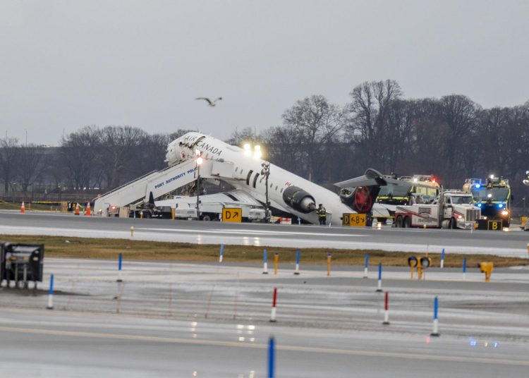 Identifican a pilotos que murieron en una colisión con un camión de bomberos en Nueva York