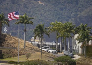 La Embajada de EE.UU. en Venezuela iza la bandera de su país por primera vez en siete años