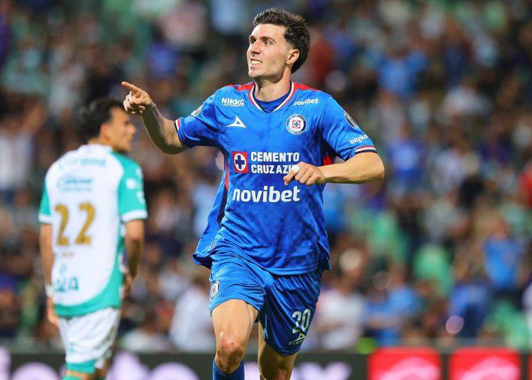 El argentino José Paradela convirtió este martes su quinto gol del año para darle al Cruz Azul un triunfo por 1-2 sobre el Santos Laguna
