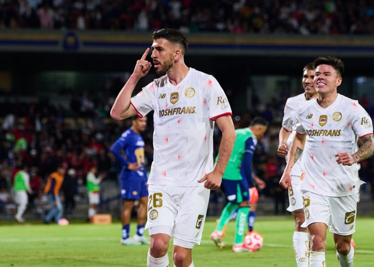 El portugués Paulinho se confirmó como el mejor goleador del fútbol mexicano en el último año y medio, al darle hoy al campeón Toluca