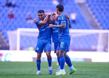 El Cruz Azul, que jugó la mitad del partido con un hombre de más en la cancha, goleó hoy por 3-0 al San Luis, para confirmarse como líder