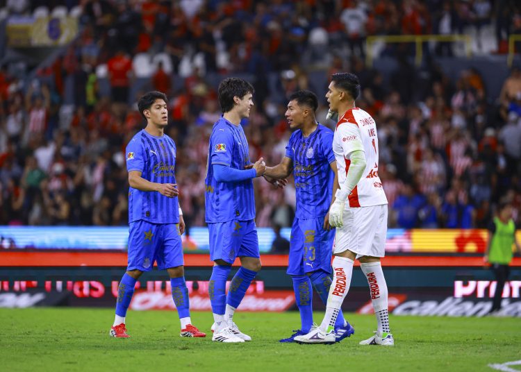 Las Chivas de Guadalajara del entrenador argentino Gabriel Milito fueron de menos a más para derrotar este sábado por 1-2 al Atlas en el derbi