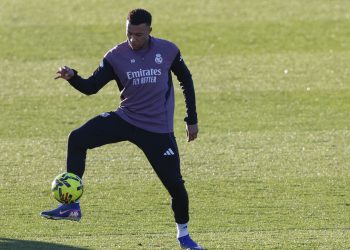 Mbappé sufre de esguince pero libra quirófano