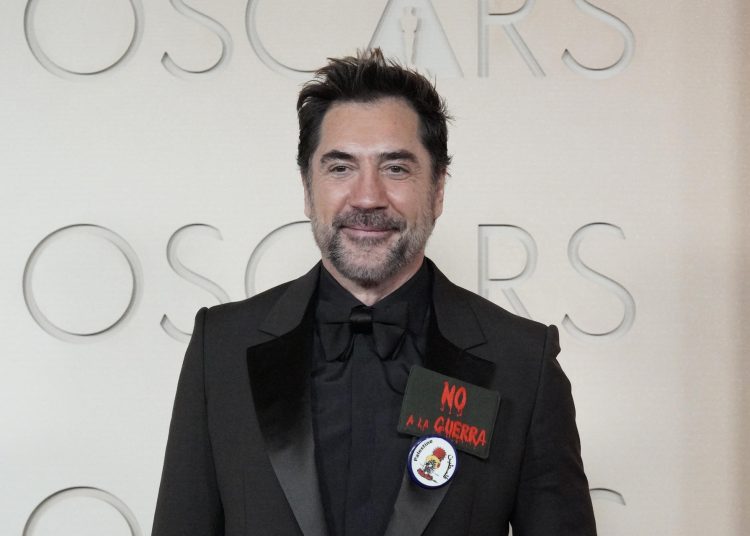 AME4216. LOS ÁNGELES (ESTADOS UNIDOS), 15/03/2026.- El español Javier Bardem posa en la alfombra roja durante la 98º edición de los premios Óscar este domingo, en el Teatro Dolby de Los Ángeles (Estados Unidos). Bardem dijo que hay que hablar de las cosas que importan y se despacho contra el actual conflicto en Oriente Medio, al que calificó de una guerra ilegal. EFE/ Ómar Alonso
