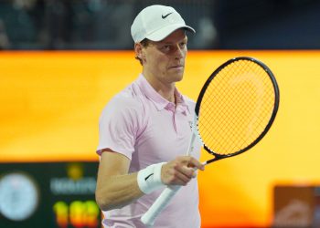 El italiano Jannik Sinner reacciona frente al francés Corentin Moutet este lunes