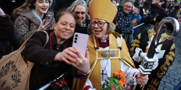 Sarah Mullally hace historia como la primera mujer primada en Canterbury