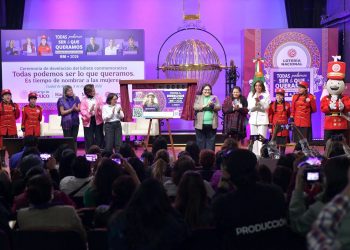 Develan billete conmemorativo por el 8M