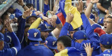Jugadores de Venezuela celebran tras ganar este lunes, un partido del Clásico Mundial