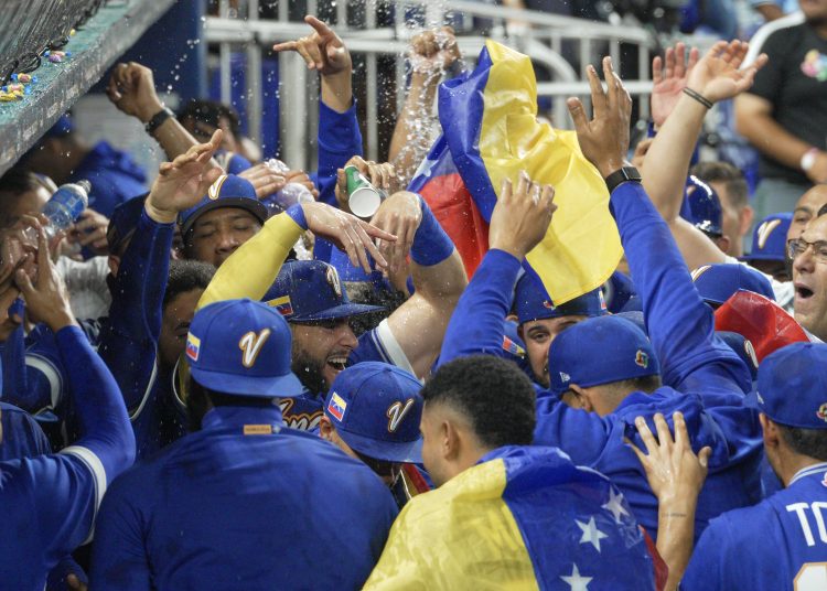 Jugadores de Venezuela celebran tras ganar este lunes, un partido del Clásico Mundial