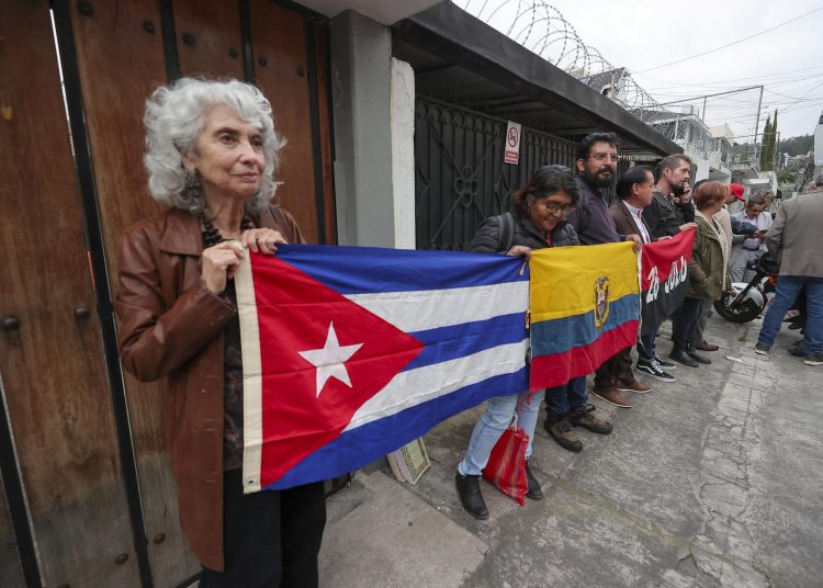 Cuba rechaza en "los términos más enérgicos" la expulsión de sus diplomáticos de Ecuador