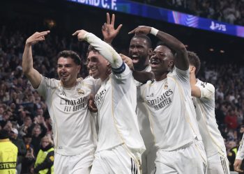 El centrocampista uruguayo del Real Madrid Fede Valverde (2i) celebra su tercer gol durante el encuentro correspondiente a la ida de los octavos de final de la Liga de Campeones que Real Madrid
