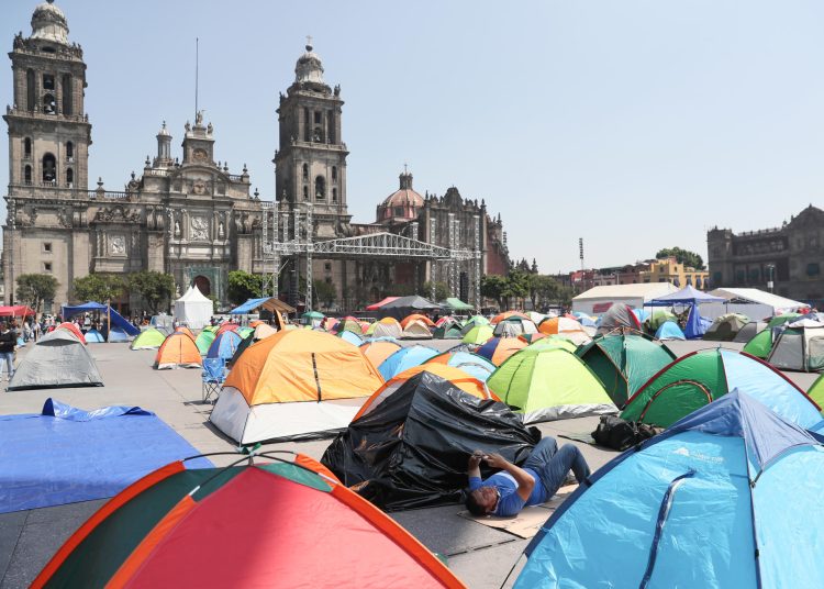 Sheinbaum asegura que mantiene diálogo abierto con maestros mexicanos ante protestas