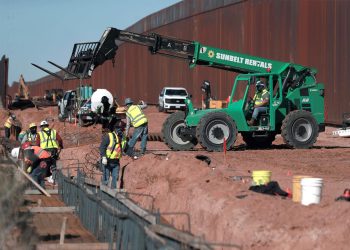 Metal hirviendo y 4,500 mdd: Así es el temible muro negro que Trump levanta frente a México