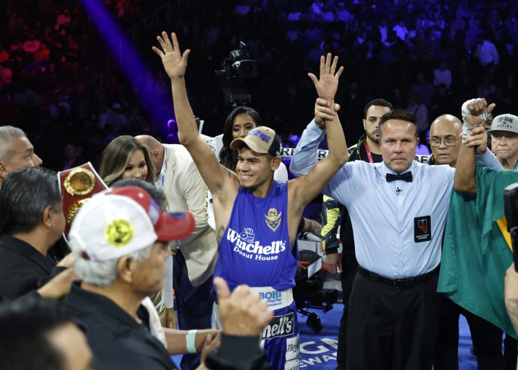 En una pelea entre campeones del mundo mexicanos, Emanuel “El Vaquero” Navarrete se llevó la noche y algo más: se convirtió en campeón mundial unificado