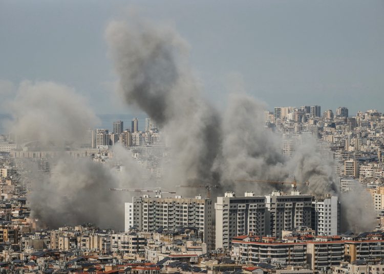 Israel intensifica bombardeos en Beirut y ordena evacuación masiva