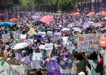 Mujeres marchando en el Paseo de la Reforma con pancartas por el 8M