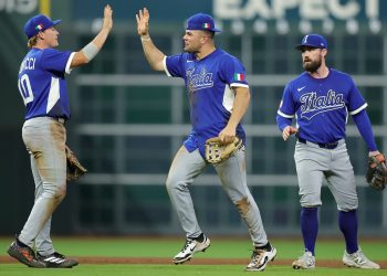 La selección de Italia logró este martes el mayor triunfo de la historia de su béisbol, al derrotar por 8-6 en Houston al favorito Estados Unidos para tomar el liderato