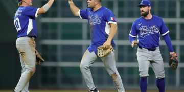 La selección de Italia logró este martes el mayor triunfo de la historia de su béisbol, al derrotar por 8-6 en Houston al favorito Estados Unidos para tomar el liderato