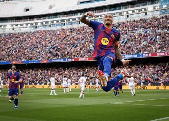 El mismo día en que los socios del Barcelona acudían a votar para elegir al presidente del club para los próximos cinco años, el equipo respondió en la cancha.