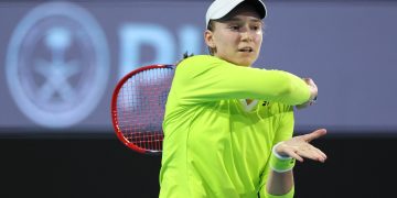 La kazaja Elena Rybakina alcanzó este domingo los octavos de final del WTA 1.000 de Miami tras derrotar en dos sets a la ucraniana Marta Kostyuk.