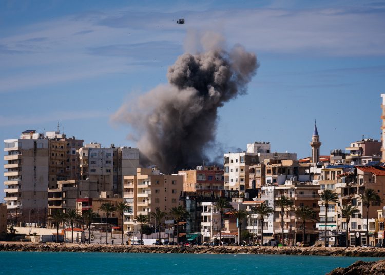 Emergencia energética y vuelos cancelados: El impacto de la guerra en Oriente Medio llega a las familias. | FOTO AFP