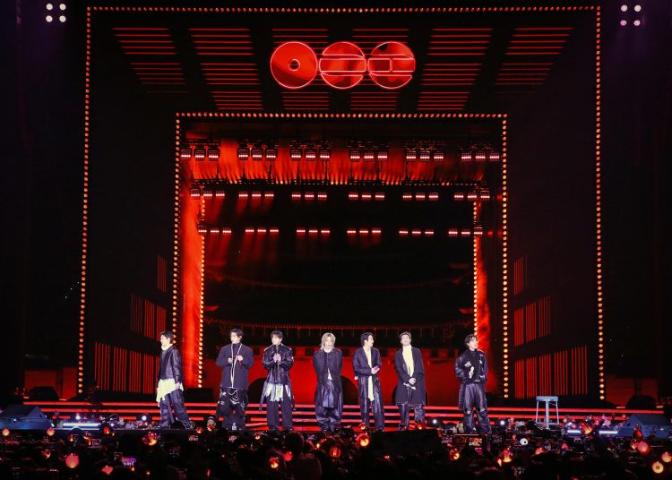 SEÚL, 21/03/2026.-La popular banda surcoreana de K-pop BTS celebra, este sábado, un megaconcierto de retorno en el corazón de Seúl. "BTS The comeback live/arirang", que ha congregado a cientos de miles de fans, en la emblemática plaza de Gwanghwamun. El sello discográfico de la 'boy band', informó hoy que se ha vendido alrededor de cuatro millones de copias de 'Arirang', su primer álbum de estudio en casi cuatro años, en las 24 horas posteriores a su estreno. EFE/BIGHIT MUSIC Y NETFLIX -SÓLO USO EDITORIAL/SOLO USO PERMITIDO PARA ILUSTRAR LA NOTICIA QUE APARECE EN EL PIE DE FOTO (CRÉDITO OBLIGATORIO)-