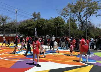 Mujeres futbolistas estrenan cancha rehabilitada en Álvaro Obregón