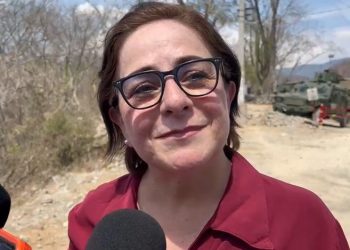 “De aquí no me voy”: Laura Velázquez se mantiene en mina de El Rosario hasta rescatar a 3 mineros