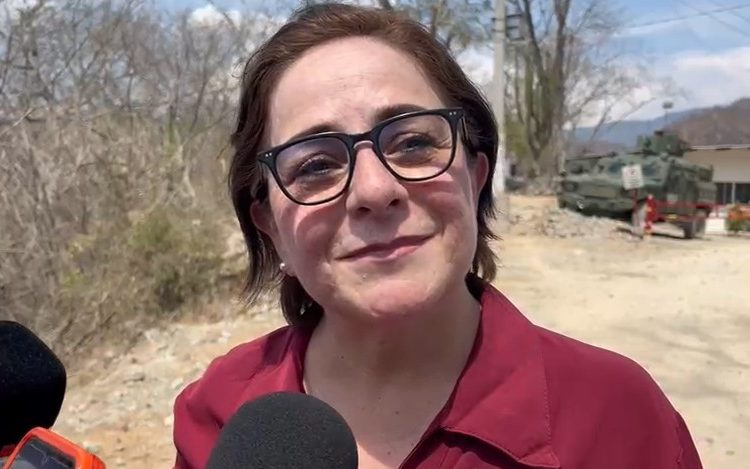 “De aquí no me voy”: Laura Velázquez se mantiene en mina de El Rosario hasta rescatar a 3 mineros