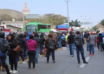 ¡Toma precauciones! Más de mil pobladores bloquean los 4 carriles de la Autopista del Sol