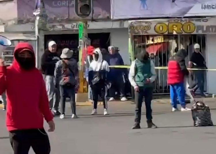 Protestan mototaxistas en glorieta del Coyote por extorsiones