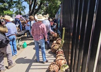 Jalisco: Productores cierran avenidas con tractores y protestan en la Sader