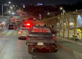 Bala perdida deja a mujer herida en Mazatlán mientras viajaba en su vehículo