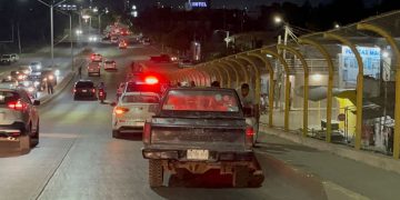 Bala perdida deja a mujer herida en Mazatlán mientras viajaba en su vehículo