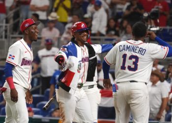 Julio Rodríguez (c) de República Dominicana celebra con sus compañeros tras batear un cuadrangular este viernes, durante un partido del Clásico Mundial de Béisbol