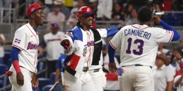 Julio Rodríguez (c) de República Dominicana celebra con sus compañeros tras batear un cuadrangular este viernes, durante un partido del Clásico Mundial de Béisbol