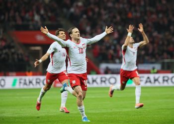 Lewandowski y Zielinski salvan a Polonia
