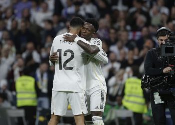 El delantero del Real Madrid Vinicius Junior (i) celebra con Trent Alexander-Arnold tras marcar el 3-2