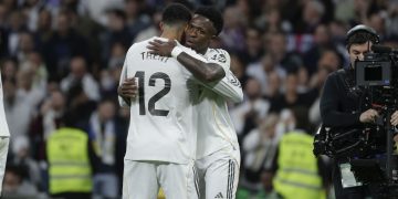 El delantero del Real Madrid Vinicius Junior (i) celebra con Trent Alexander-Arnold tras marcar el 3-2