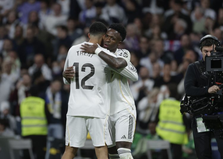 El delantero del Real Madrid Vinicius Junior (i) celebra con Trent Alexander-Arnold tras marcar el 3-2