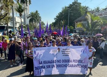 Mujeres marchando por la Costera Miguel Alemán de Acapulco con pancartas de exigencia de justicia este 8 de marzo