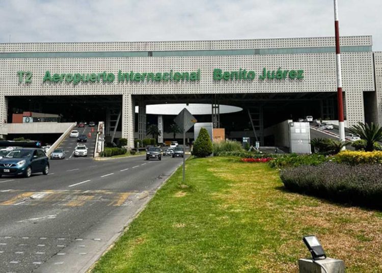 Pasajeros del AICM caminan varios metros para abordar taxis de aplicación fuera de la zona federal