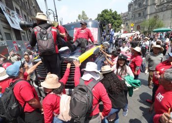 ¡Zafarrancho en el Zócalo! Maestros de la CNTE se enfrentan a policías