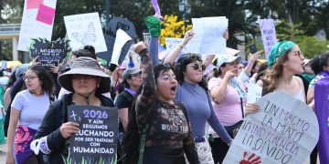 Miles de mujeres marcharon en ciudades de Latinoamérica para conmemorar el Día Internacional de la Mujer y exigir el fin de la violencia de género