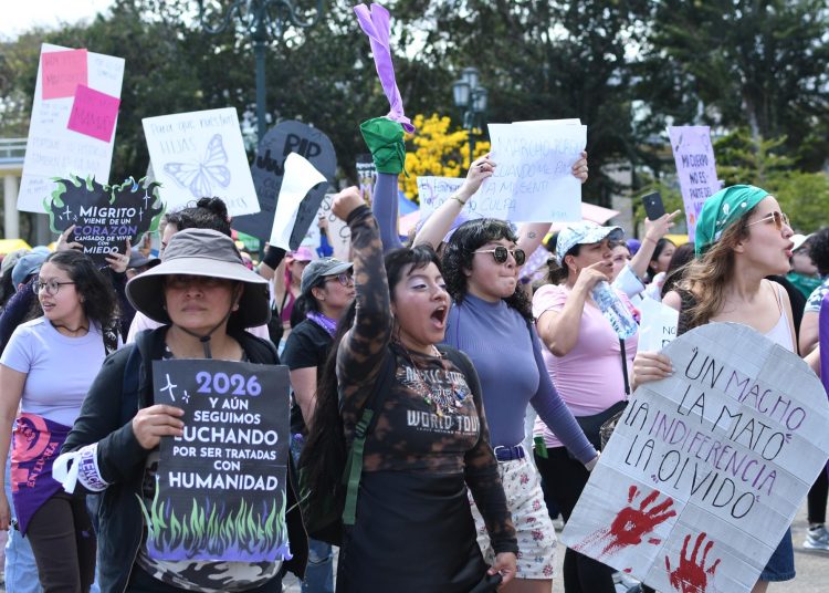 Miles de mujeres marcharon en ciudades de Latinoamérica para conmemorar el Día Internacional de la Mujer y exigir el fin de la violencia de género