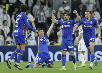 Los jugadores del Getafe celebran la victoria, al término del partido de LaLiga de fútbol que Real Madrid
